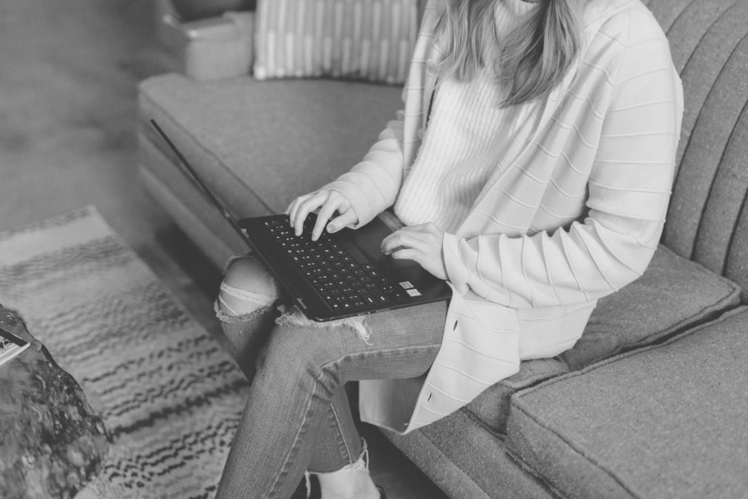 Estudiante utilizando recursos digitales para el estudio de finanzas personales
